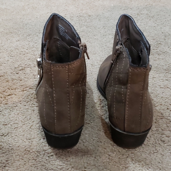 Shoes - Picture 4 of 4